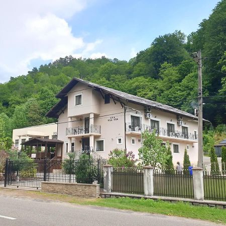 Vila Tisa Tismana Kültér fotó